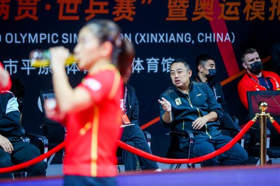 刘国梁观看刘诗雯比赛。